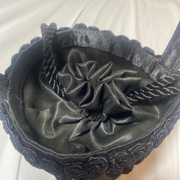 Black rosette satin/sateen handbag drawstring closure - Picture 4 of 6